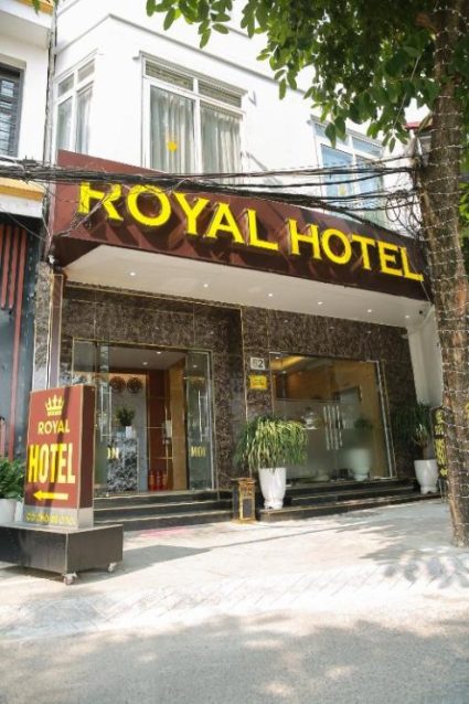 bảng hiệu của Royal hotel