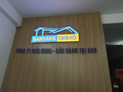 Logo sáng đèn trên nên vách gỗ đẹp