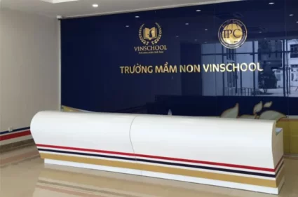 Logo backdrop lễ tân inox vàng