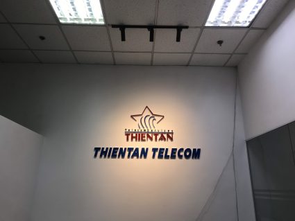 Logo cty nổi trên nền tường trắng cơ bản