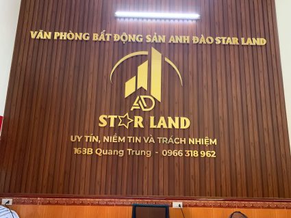 Logo trên nền backdrop nhựa giả gỗ