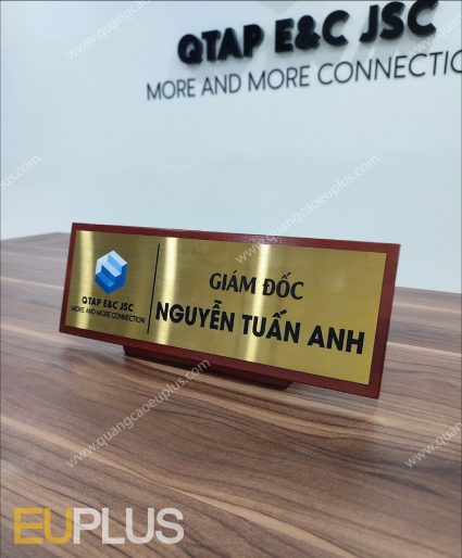 Gia công logo backdrop phòng giám đốc