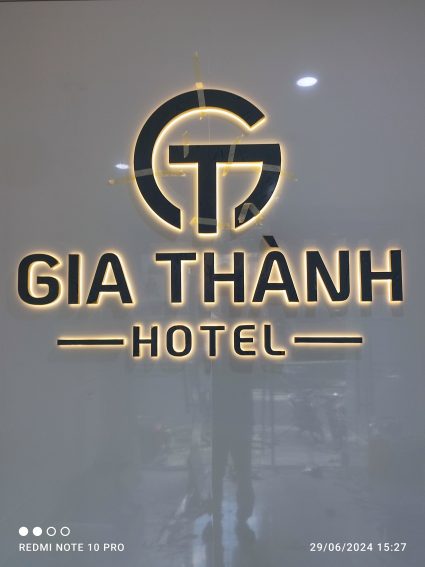 Gia công logo vách cho Hotel