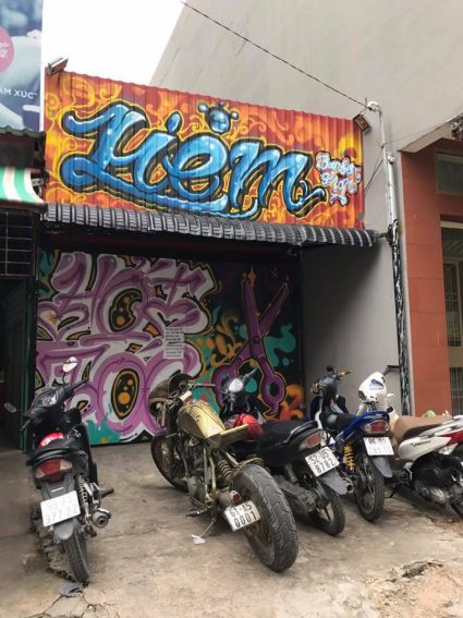 Bảng hiệu tôn Sơn tay graffity độc đáo