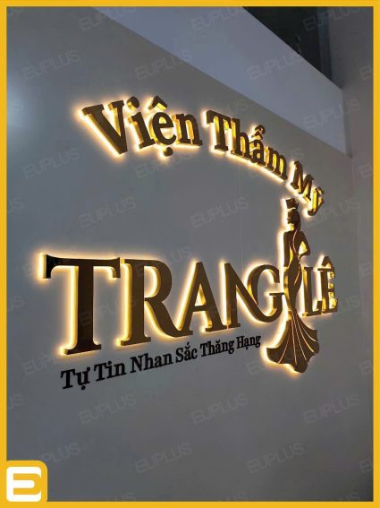 Mẫu backdrop inox vàng gương