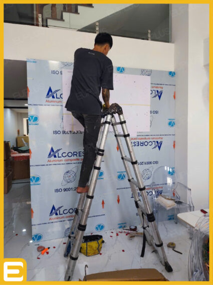 Thi công vách logo chuyên nghiệp