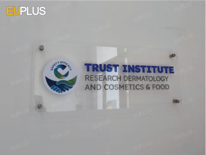 Bảng hiệu mica ốc kính