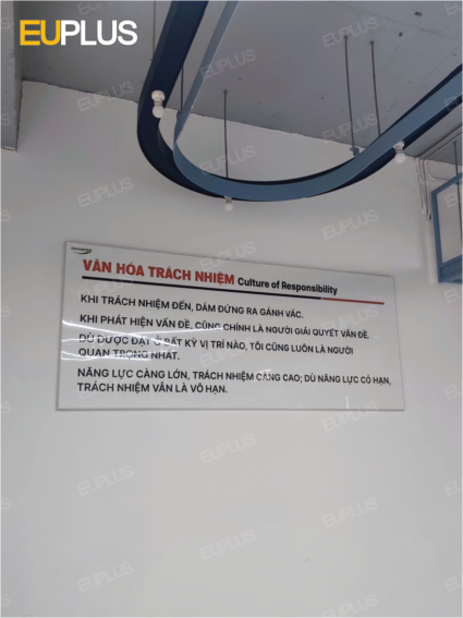 Tranh tiểu ngữ sang trọng